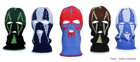 Cinq cagoules-tuques de couleurs variées